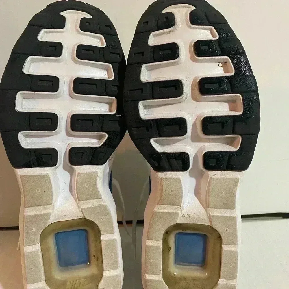 Nike Air max low top athletic sneakers